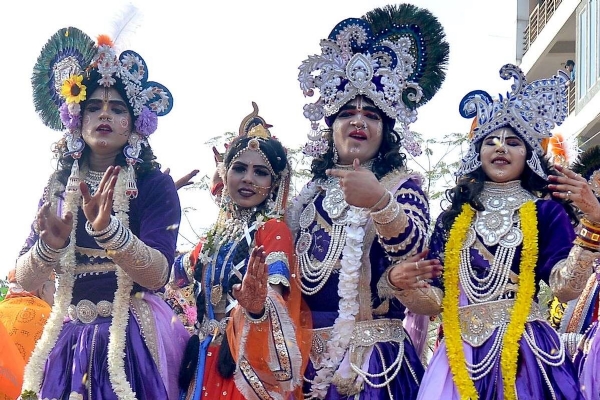 यात्रा में स्वांग रचे कलाकार।