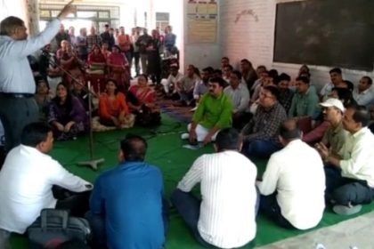 साथी की हत्या के विरोध में शिक्षकों ने किया मूल्यांकन बहिष्कार