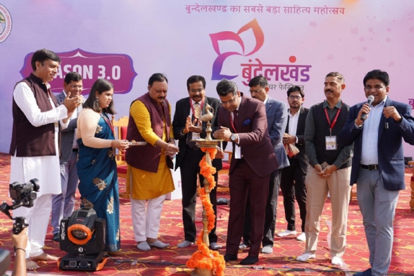 लिटरेचर फेस्टिवल का शुभारंभ करते अतिथि