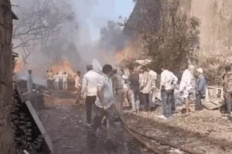 आग बुझाते दमकलकर्मी।
