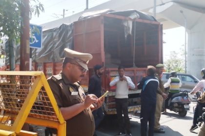 हनुमान सेतु पर ट्रक हुआ खराब, पुलिस कर्मियों ने धक्का मारा