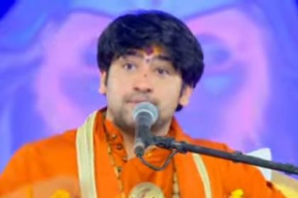 श्री राम बालाजी धाम बाबा नीव करोरी आश्रम ट्रस्ट व लोहिया मानव कल्याण ट्रस्ट तत्वावधान में तीन दिवसीय श्री हनुमंत कथा के अंतिम दिन कथा का रसपान कराते बाबा धीरेंद्र शास्त्री व उपस्थित श्रद्धालु।
