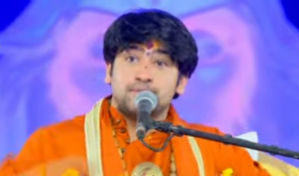 श्री राम बालाजी धाम बाबा नीव करोरी आश्रम ट्रस्ट व लोहिया मानव कल्याण ट्रस्ट तत्वावधान में तीन दिवसीय श्री हनुमंत कथा के अंतिम दिन कथा का रसपान कराते बाबा धीरेंद्र शास्त्री व उपस्थित श्रद्धालु।