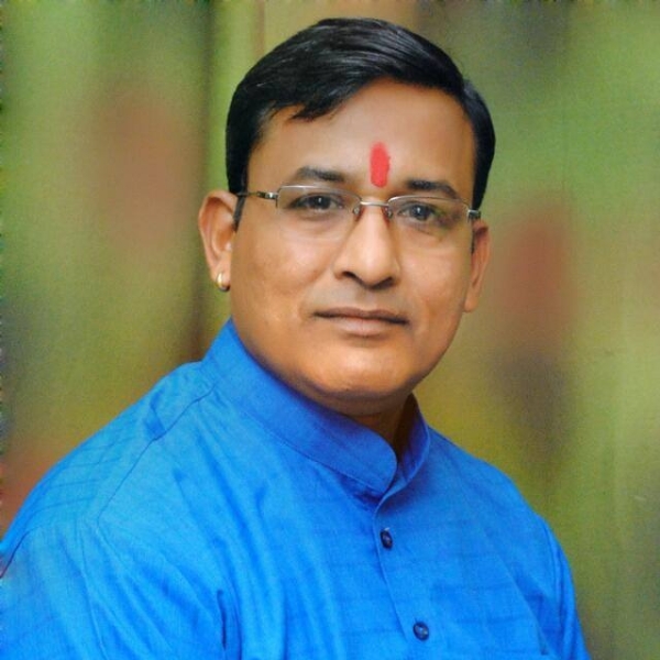 श्री हरि ज्योतिष संस्थान लाइनपार के संचालक ज्योतिषाचार्य पंडित सुरेंद्र कुमार शर्मा।