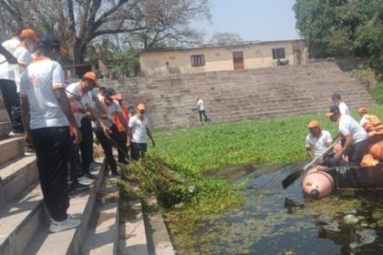 होली के दूसरे दिन एनडीआरएफ टीम का स्वच्छता अभियान:फोटो बच्चा गुप्ता