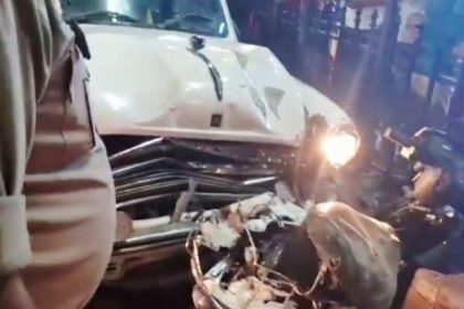 अम्बेसडर कार स्कूटी से टक्कर