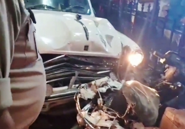 अम्बेसडर कार स्कूटी से टक्कर