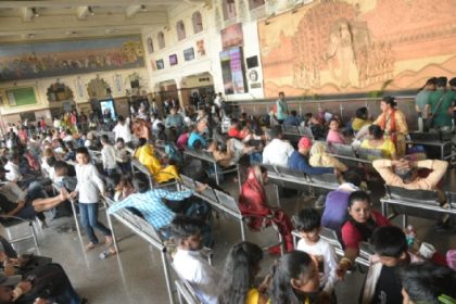 होली पर घर जाने वालों लोगों की उमडी बस स्टेण्डों और रेलवे स्टेशनो पर भीड़