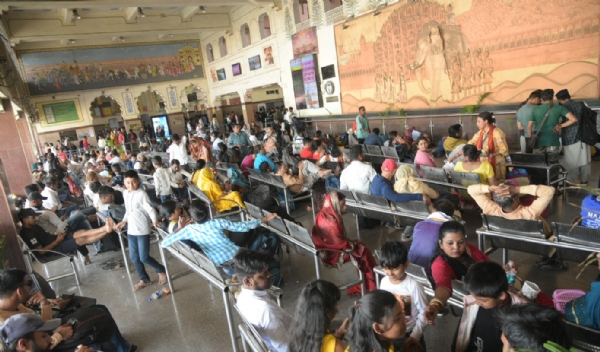 होली पर घर जाने वालों लोगों की उमडी बस स्टेण्डों और रेलवे स्टेशनो पर भीड़