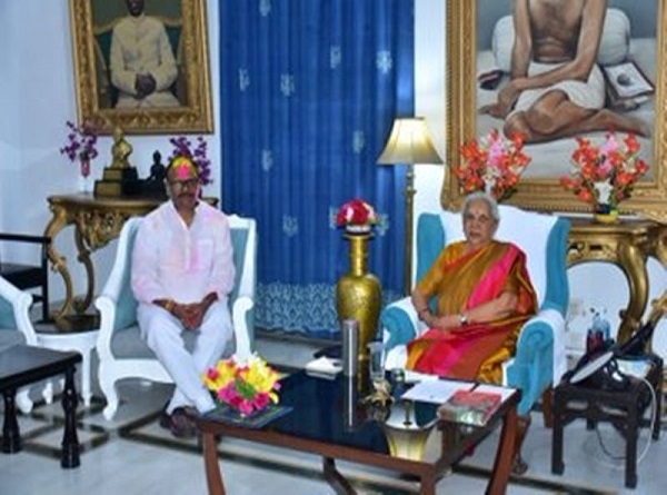 होली पर राज्यपाल से मिले उपमुख्यमंत्री ब्रजेश पाठक और महापौर सुषमा खर्कवाल