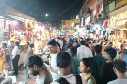 होली पर्व की खरीदारी से लखनऊ के अमीनाबाद बाजार में रौनक